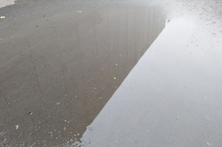 水坑多雲瀝青
