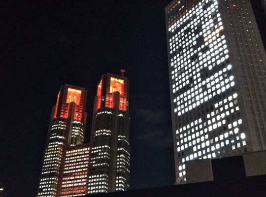 都庁　ライトアップ　ダークオレンジ