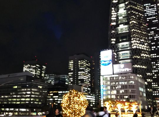 新宿西口　秋の宵の　ビッカメ前より