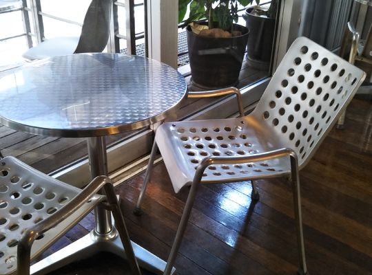 空席　カフェ　スチール　ガラス